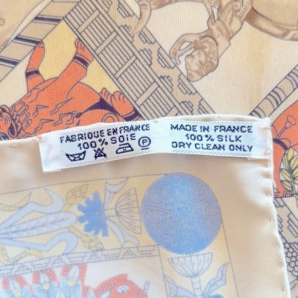 HERMÈS 100% Silk Scarf Carre 45 Toran Tower Gate
Elephant Light Grey Silk - Picture 10 of 11